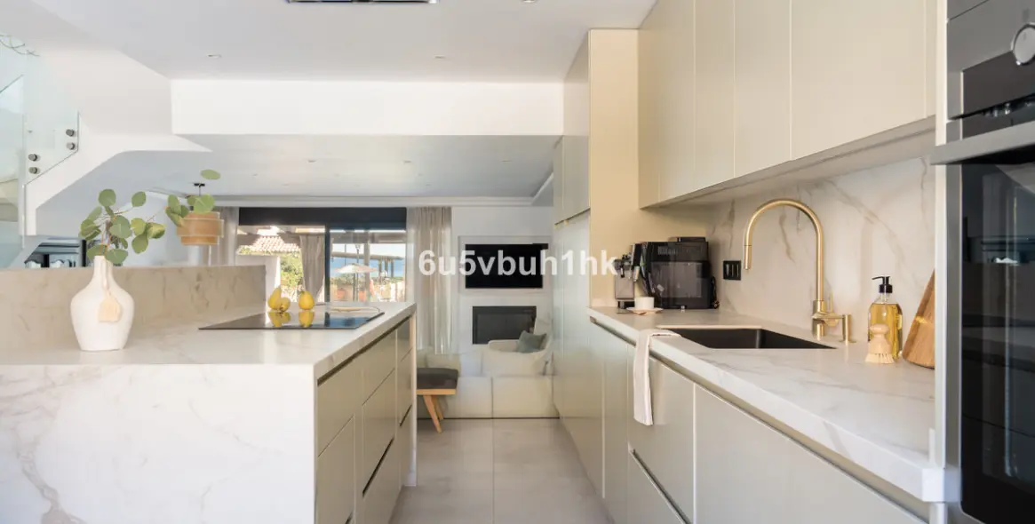 Sale of townhouse in Casares 16