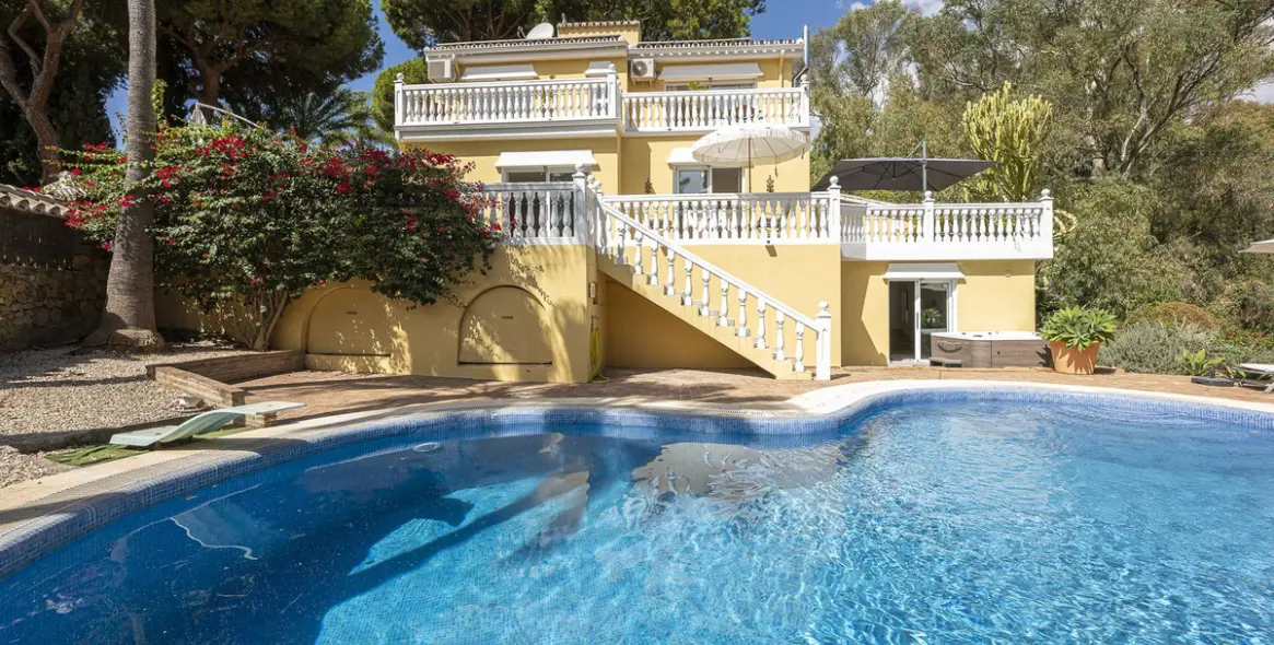 Продажа  отдельно стоящей виллы в Calahonda 1