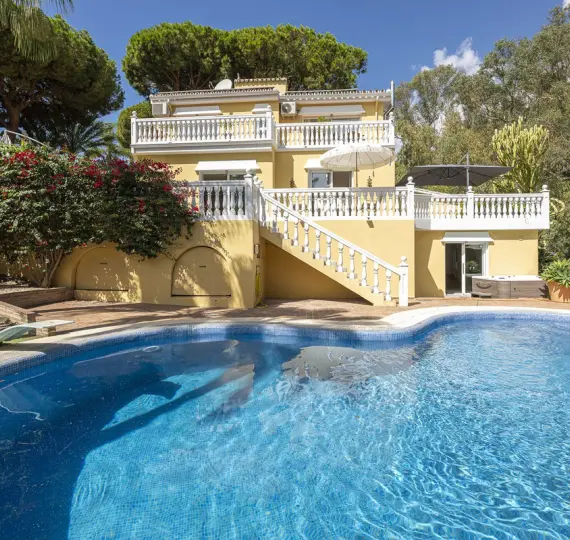 Продажа  отдельно стоящей виллы в Calahonda