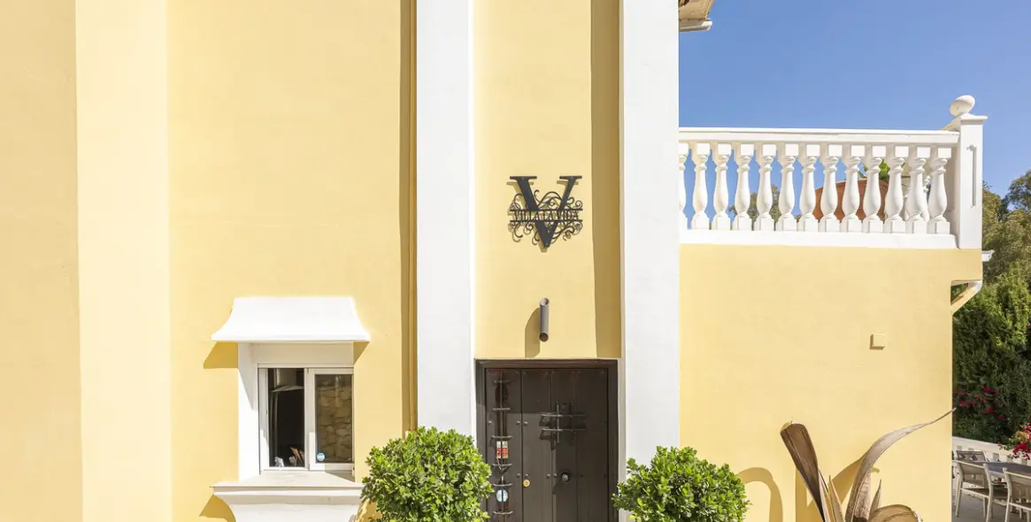 Продажа  отдельно стоящей виллы в Calahonda 3