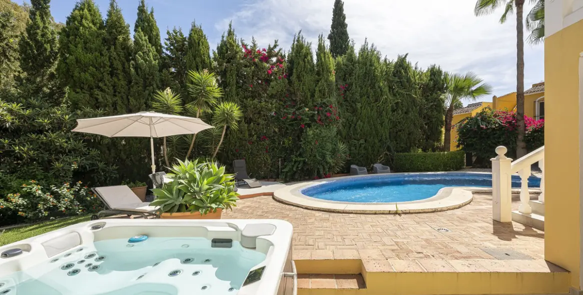 Продажа  отдельно стоящей виллы в Calahonda 4