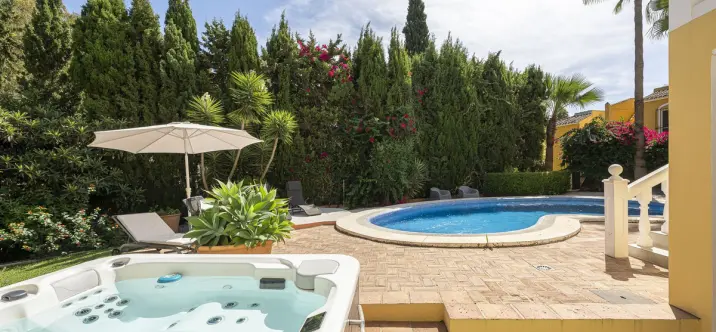 Продажа  отдельно стоящей виллы в Calahonda 3