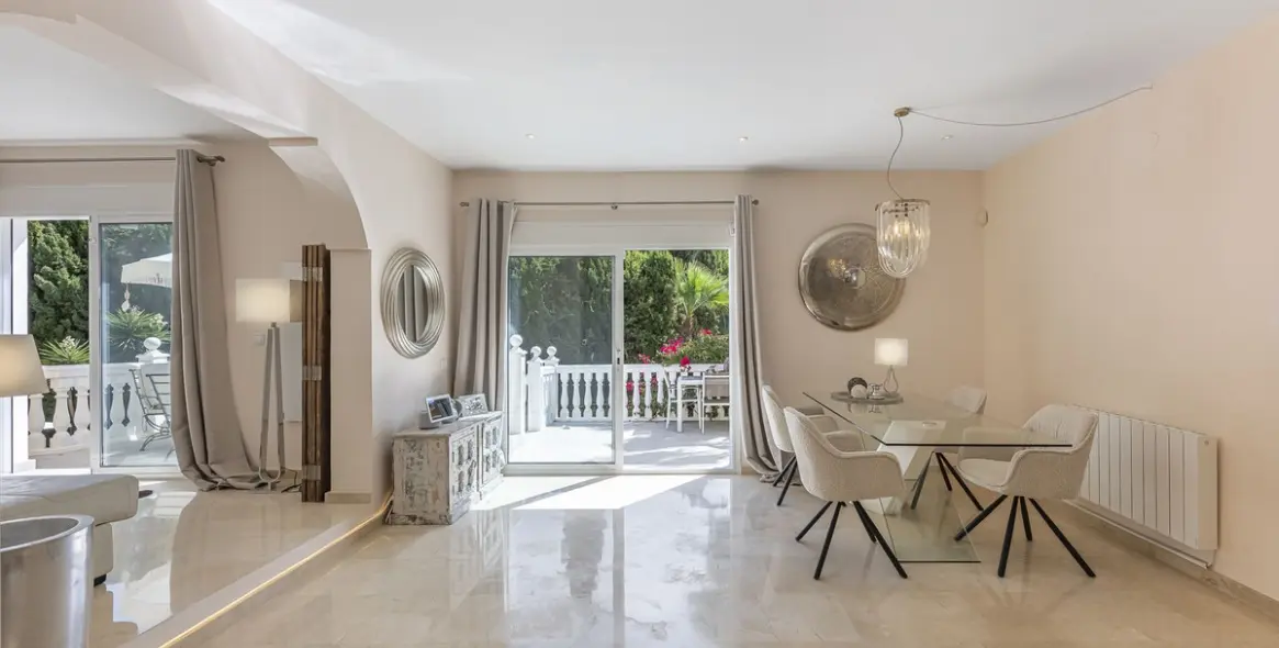 Продажа  отдельно стоящей виллы в Calahonda 12