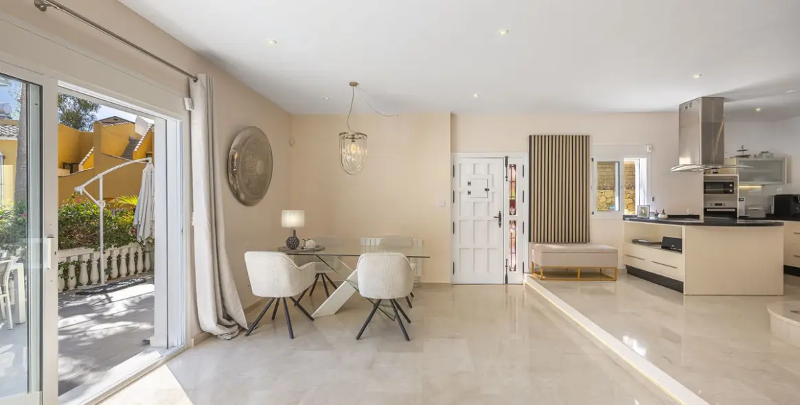 Продажа  отдельно стоящей виллы в Calahonda 13