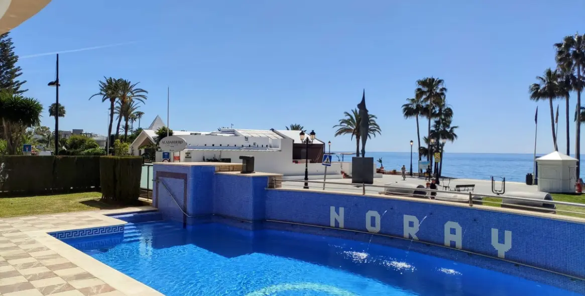 Venta de apartamento en planta baja en San Pedro de Alcántara 1