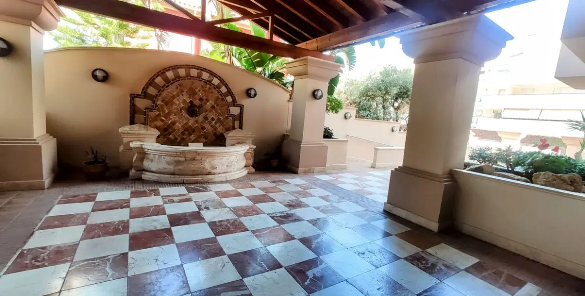 Venta de apartamento en planta baja en San Pedro de Alcántara 11