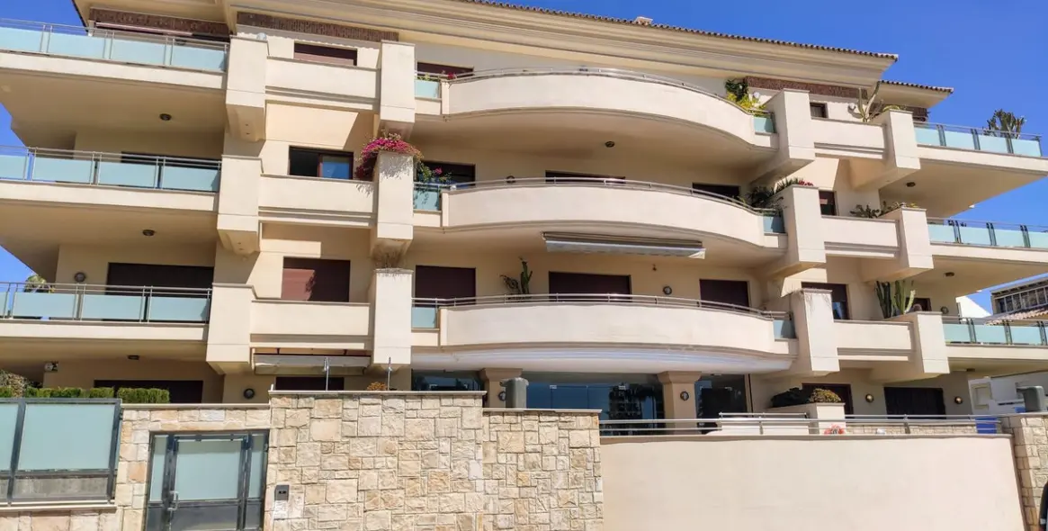 Venta de apartamento en planta baja en San Pedro de Alcántara 16