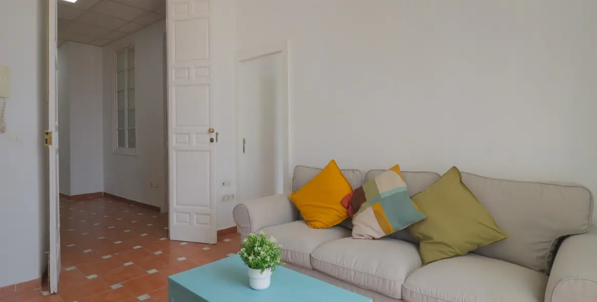 Sale of middle floor apartment in Málaga 6