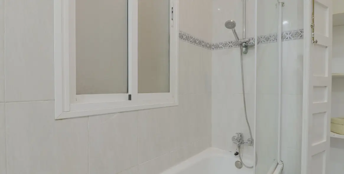 Sale of middle floor apartment in Málaga 12