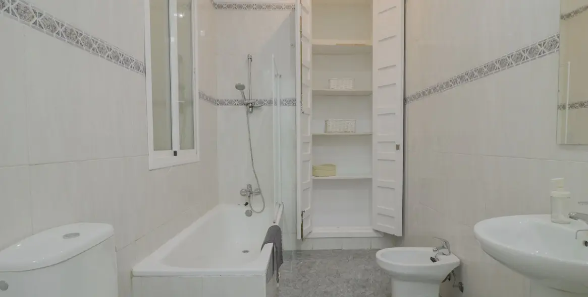 Sale of middle floor apartment in Málaga 13