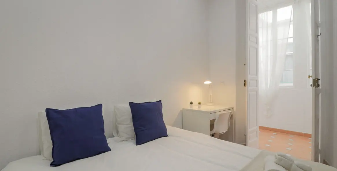 Sale of middle floor apartment in Málaga 16