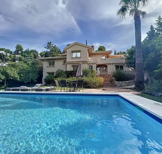 Продажа  отдельно стоящей виллы в Mijas