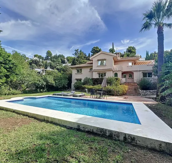 Продажа  отдельно стоящей виллы в Mijas