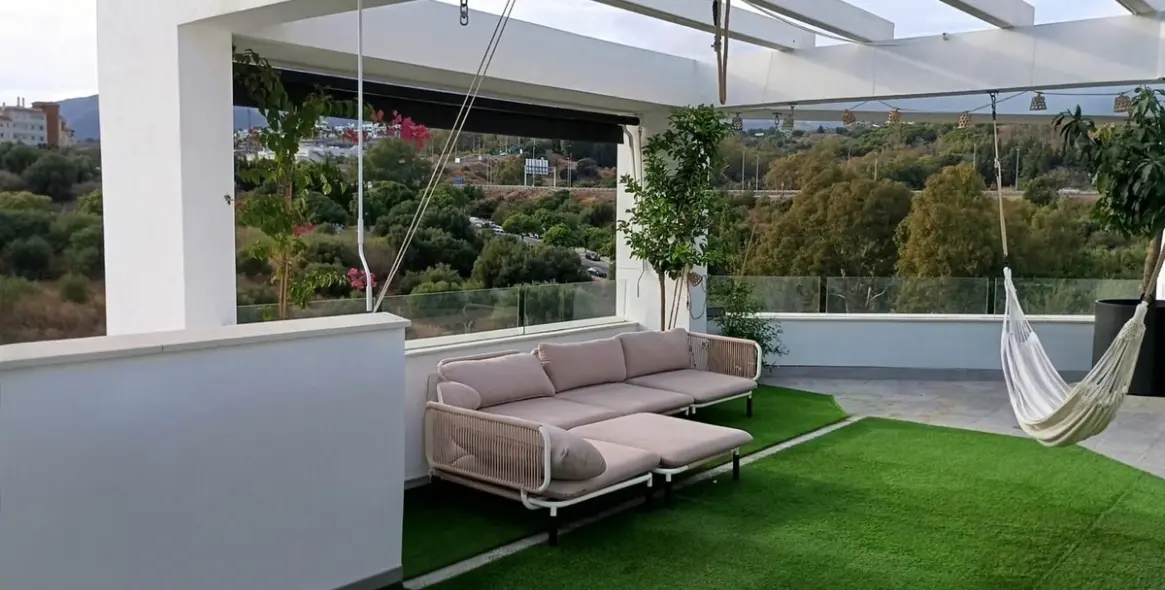 Sale of penthouse duplex in Estepona 11
