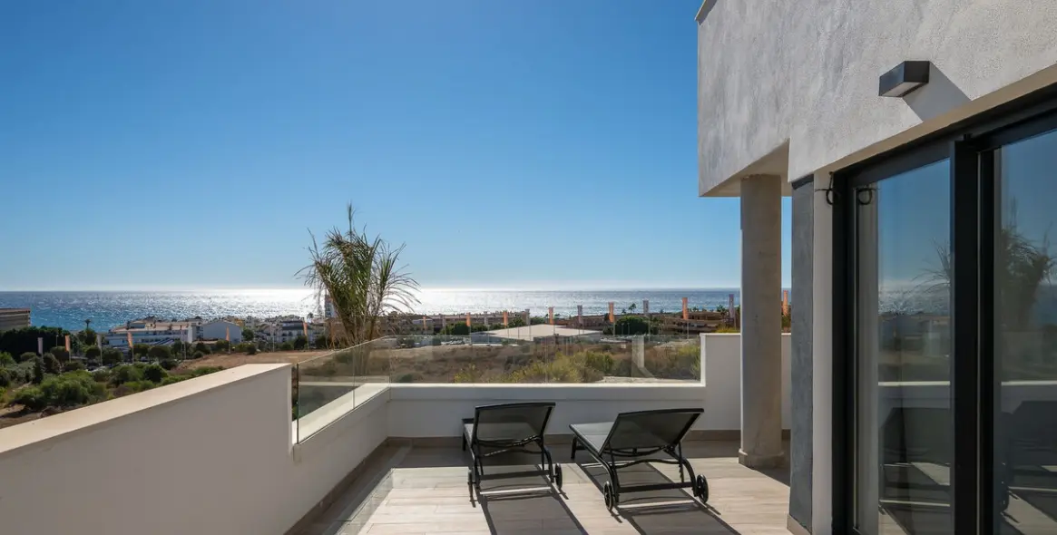 Sale of middle floor apartment in La Cala de Mijas 2