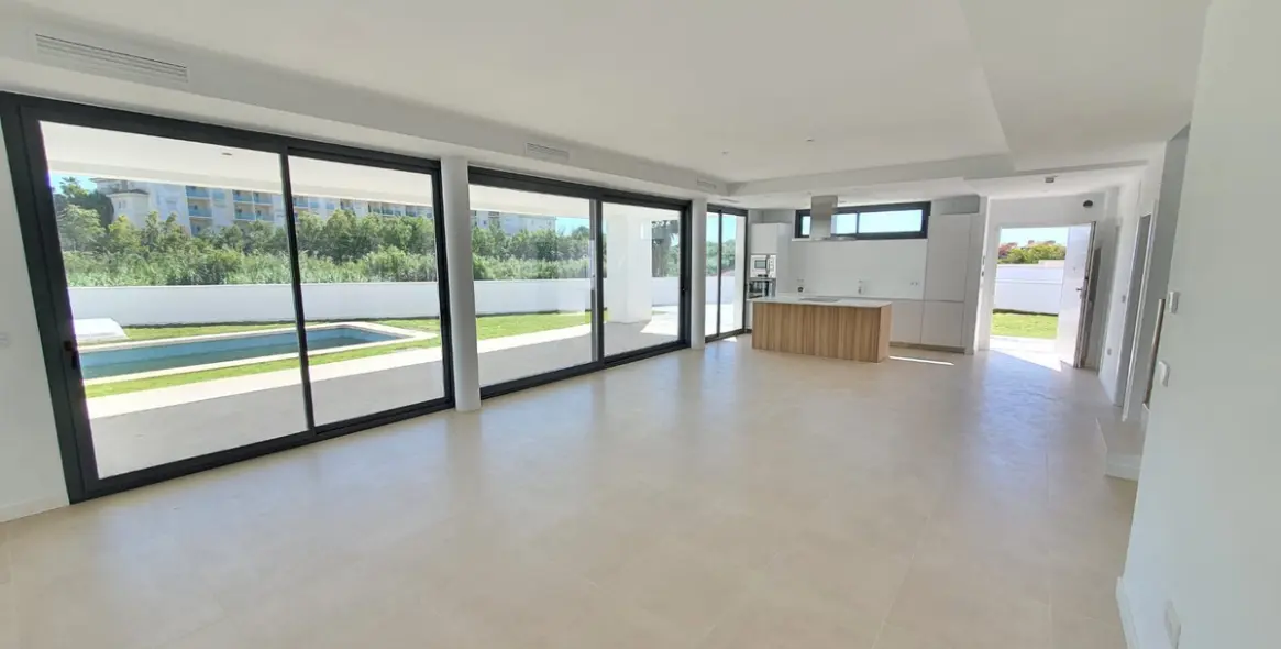 Продажа  отдельно стоящей виллы в La Duquesa 13