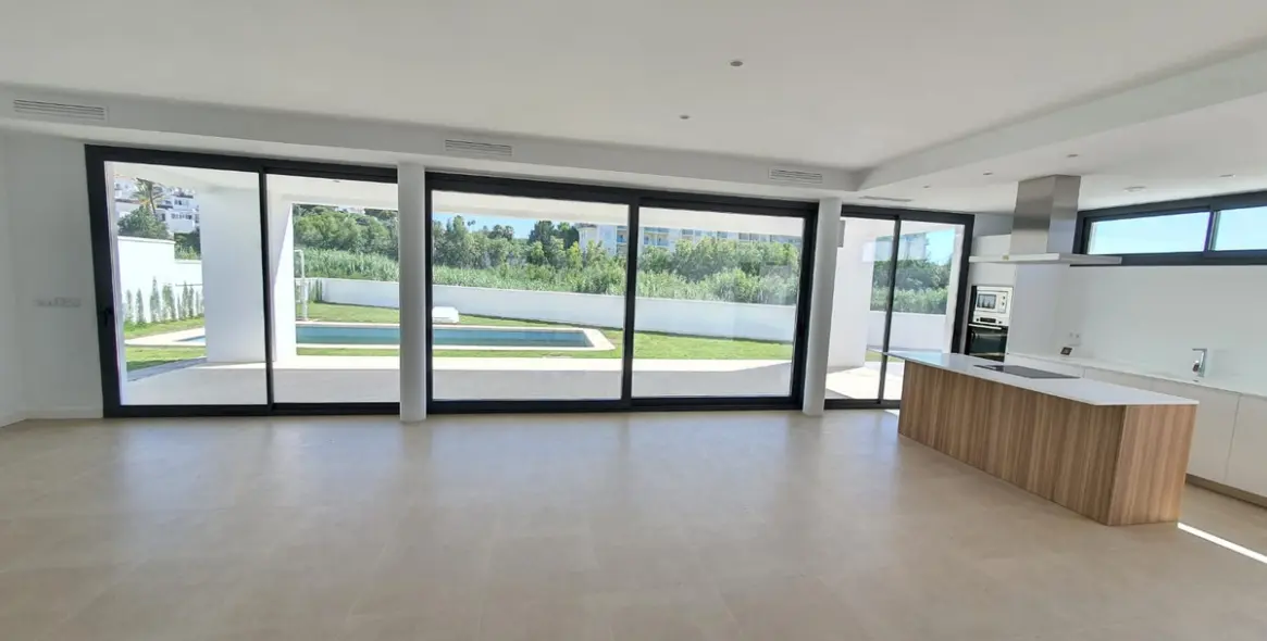 Продажа  отдельно стоящей виллы в La Duquesa 14