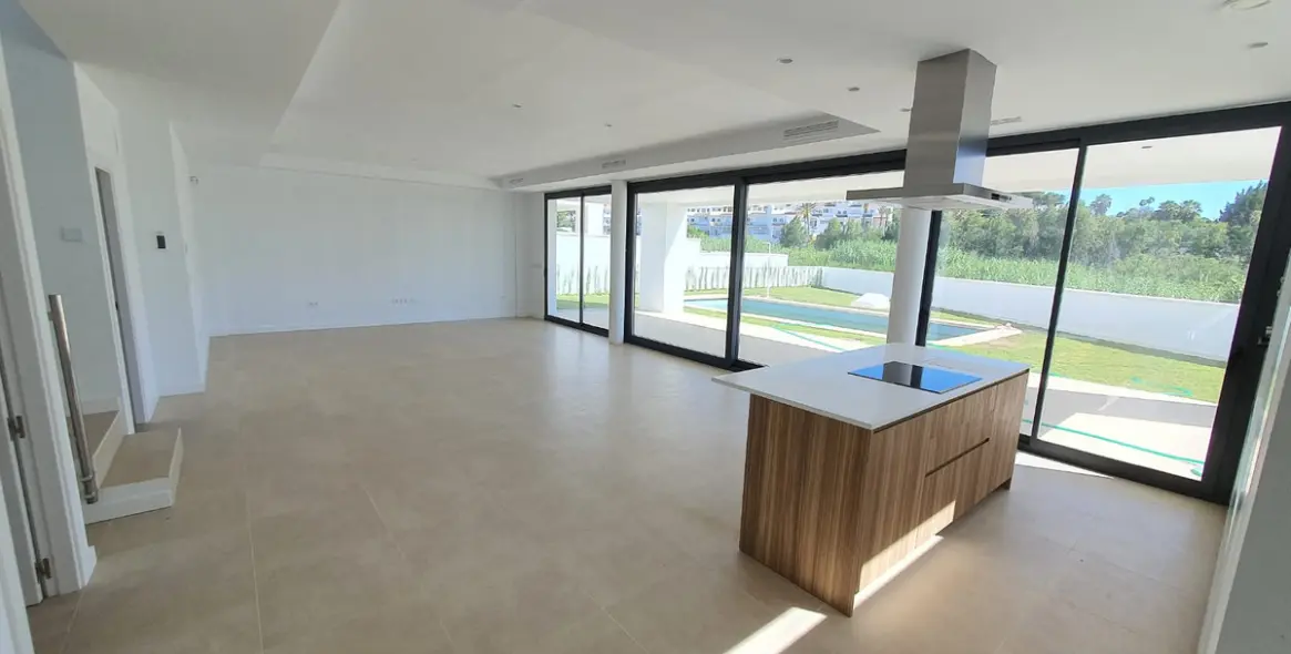 Продажа  отдельно стоящей виллы в La Duquesa 18