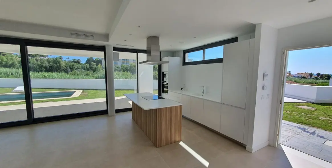 Продажа  отдельно стоящей виллы в La Duquesa 20