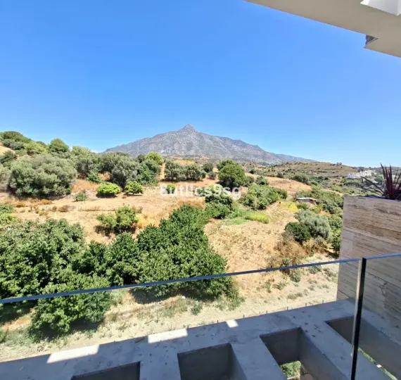 Sale of middle floor apartment in Aloha