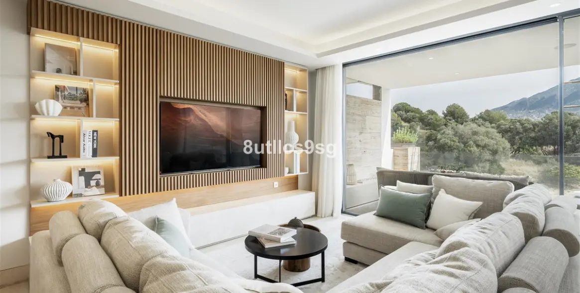 Sale of middle floor apartment in Aloha 8