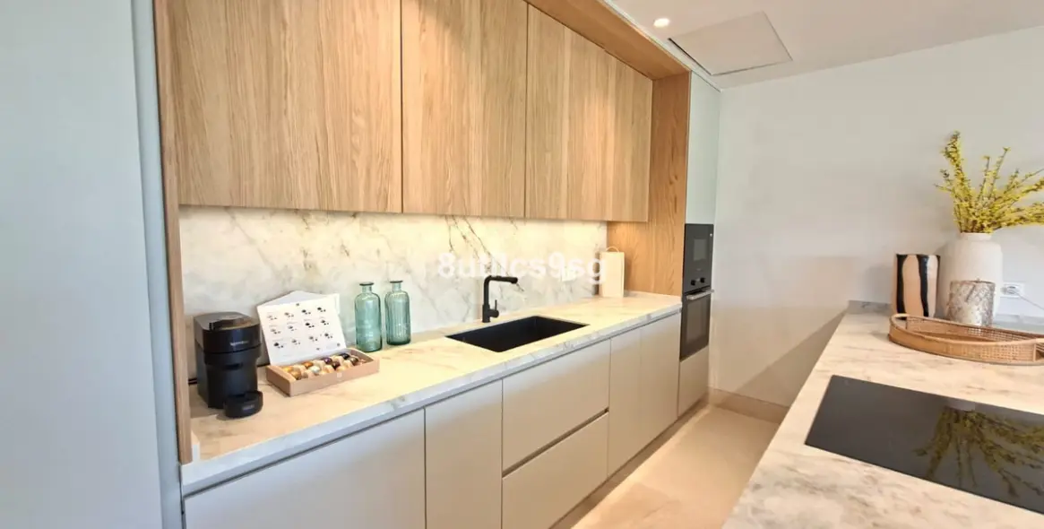 Sale of middle floor apartment in Aloha 13