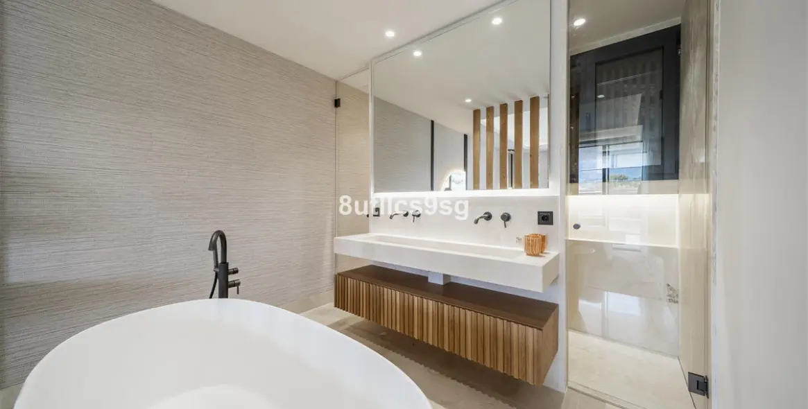 Venta de apartamento en planta media en Aloha 27