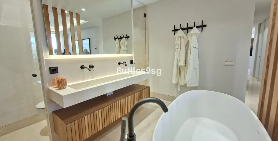 Venta de apartamento en planta media en Aloha 28