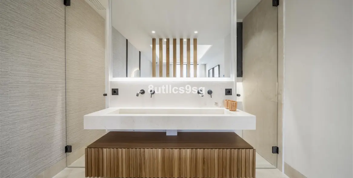 Venta de apartamento en planta media en Aloha 29