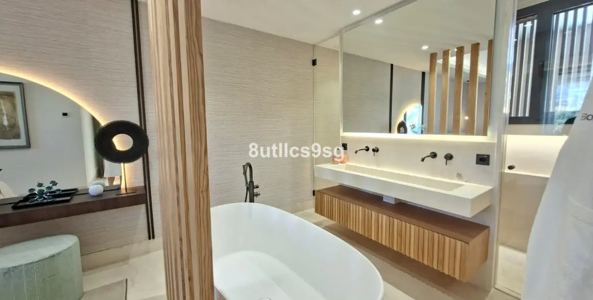 Venta de apartamento en planta media en Aloha 30