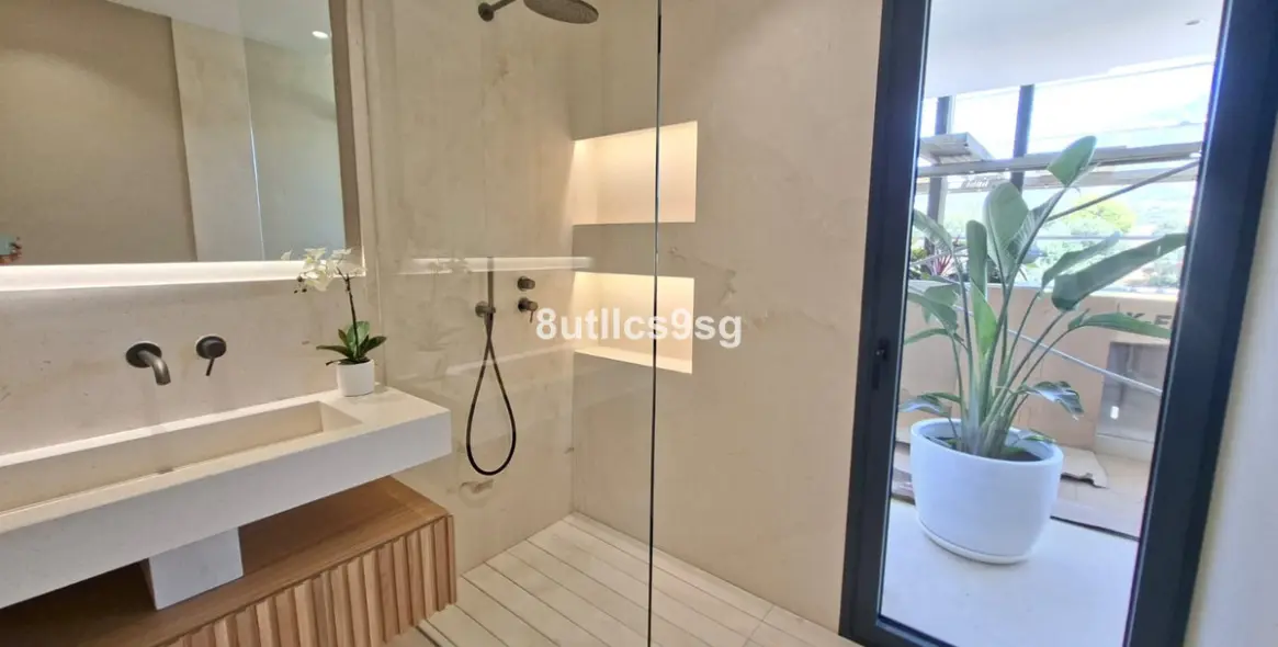 Venta de apartamento en planta media en Aloha 33