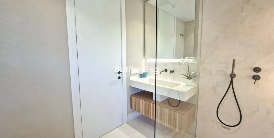 Venta de apartamento en planta media en Aloha 34