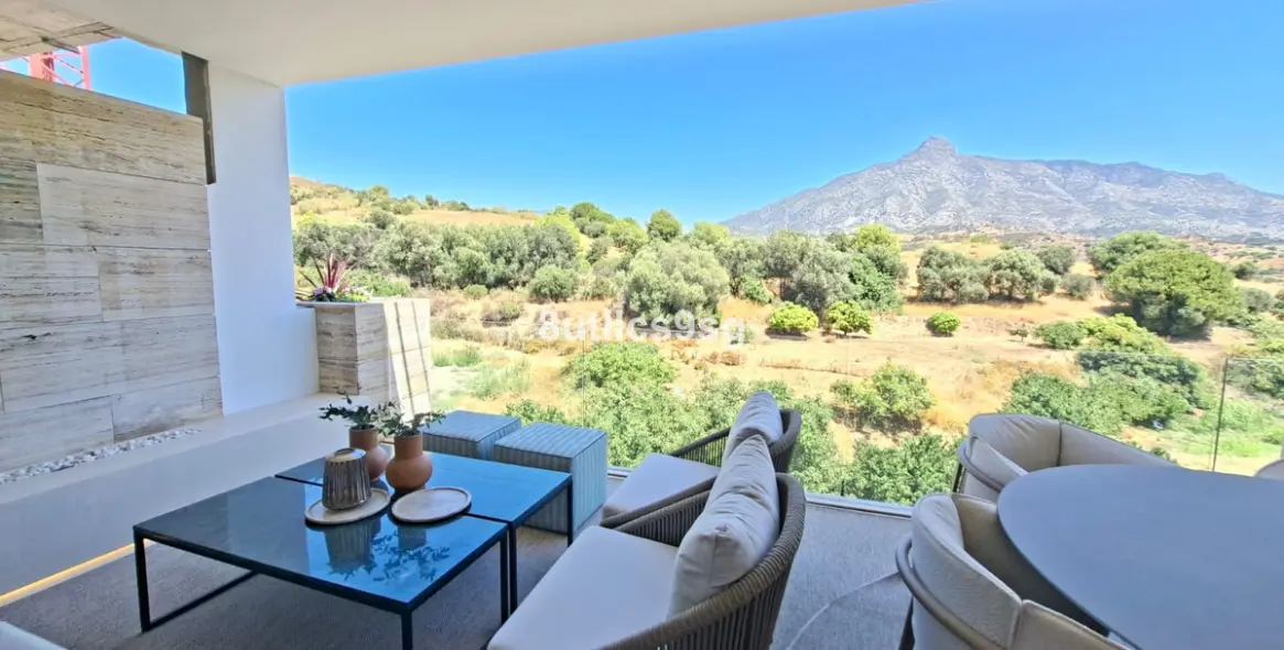 Venta de apartamento en planta media en Aloha 35