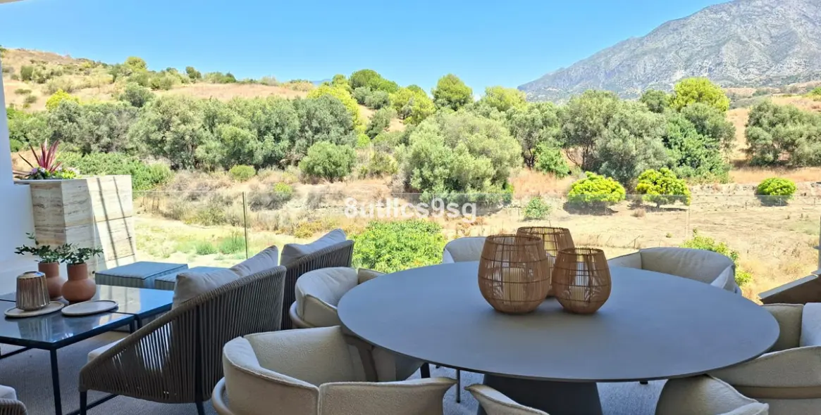 Venta de apartamento en planta media en Aloha 37