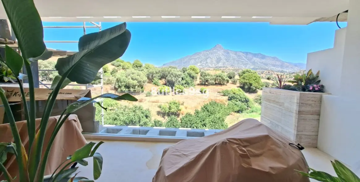 Venta de apartamento en planta media en Aloha 42