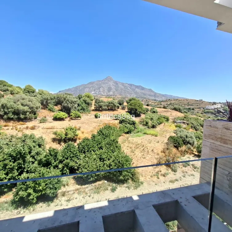 Sale of middle floor apartment in Aloha