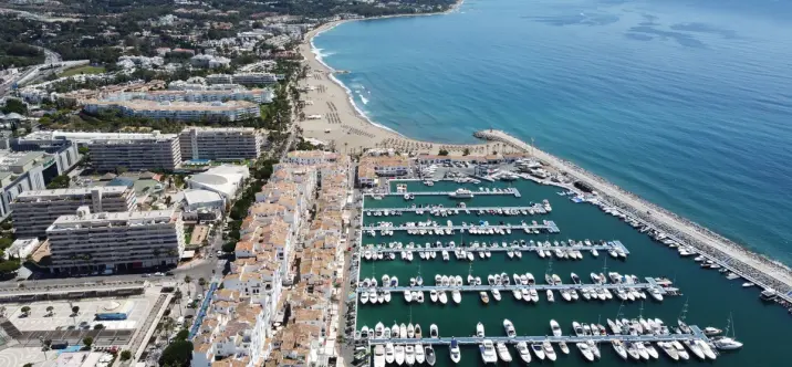 Sale of middle floor apartment in Puerto Banús 0