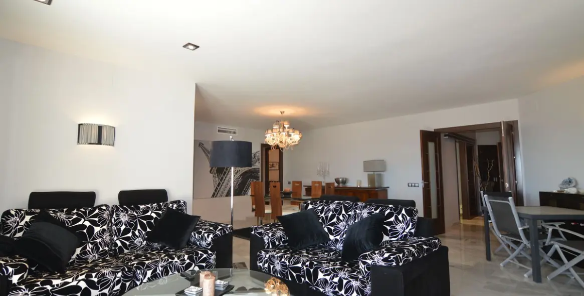 Sale of middle floor apartment in Puerto Banús 2