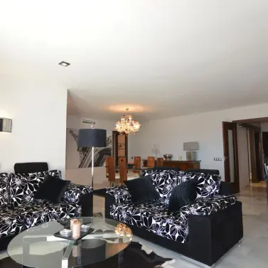 Sale of middle floor apartment in Puerto Banús