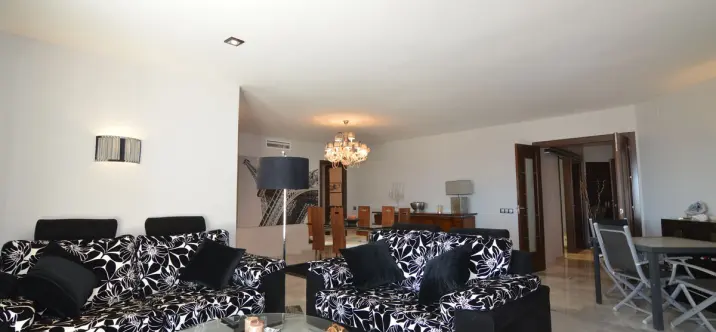 Sale of middle floor apartment in Puerto Banús 1
