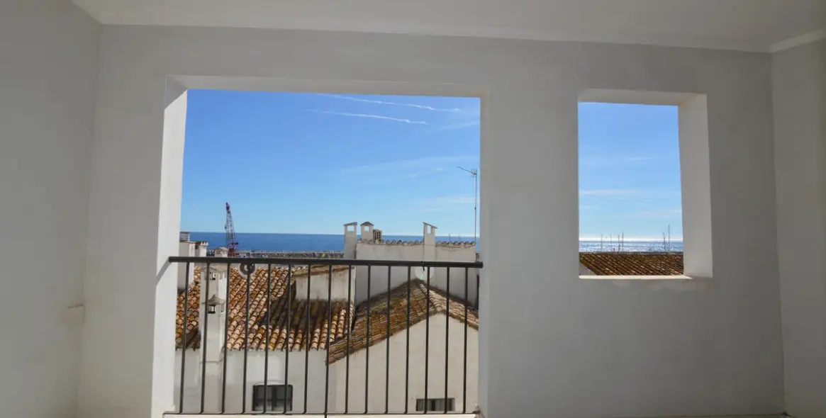 Sale of middle floor apartment in Puerto Banús 4