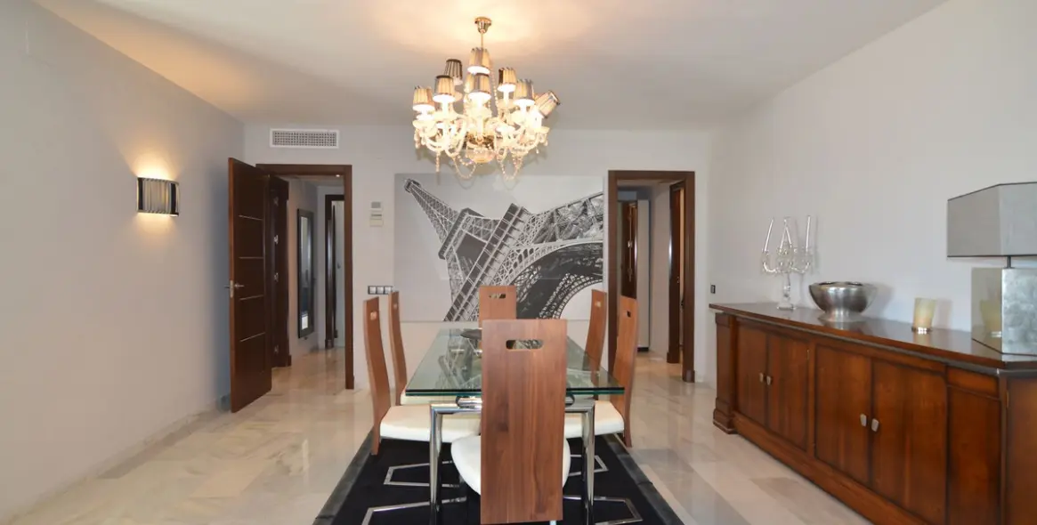 Sale of middle floor apartment in Puerto Banús 5