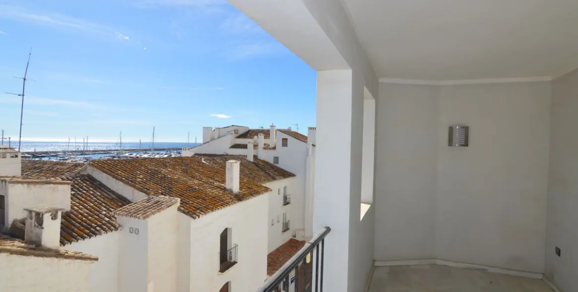 Sale of middle floor apartment in Puerto Banús 9