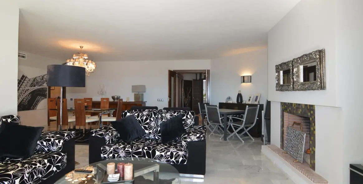 Sale of middle floor apartment in Puerto Banús 10