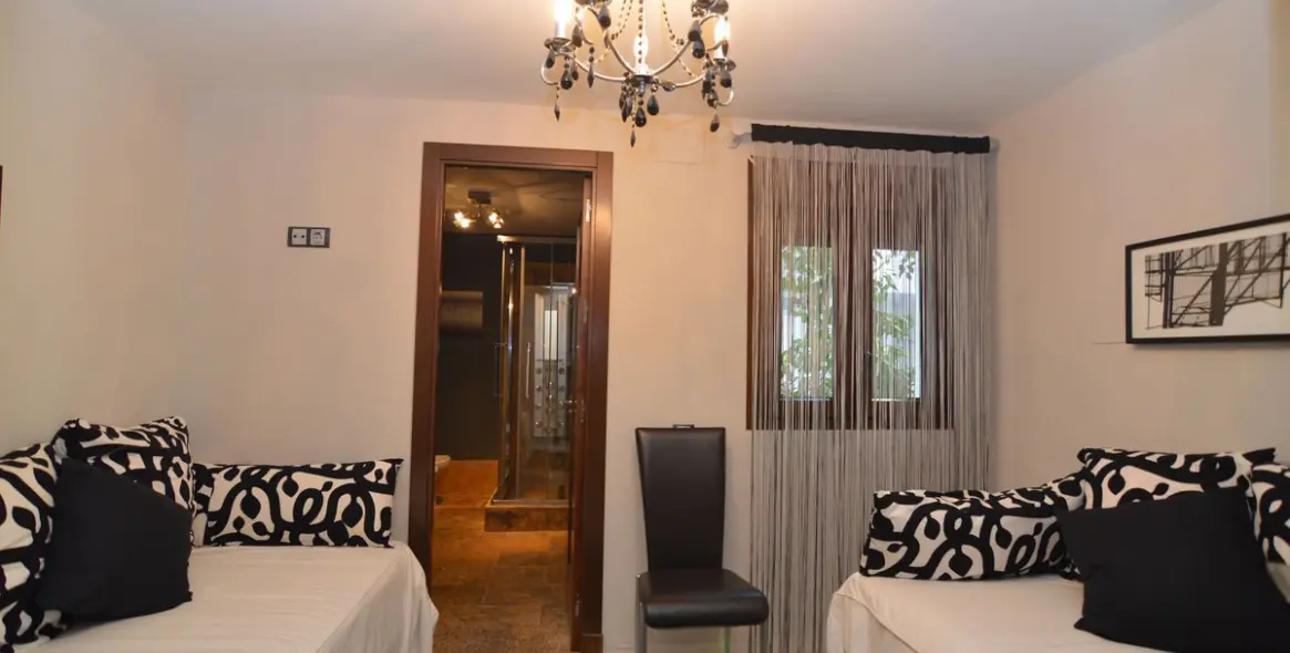 Sale of middle floor apartment in Puerto Banús 12