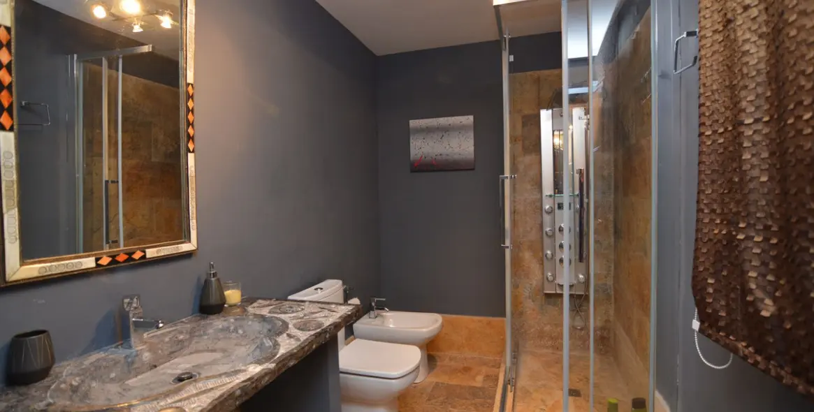 Sale of middle floor apartment in Puerto Banús 13