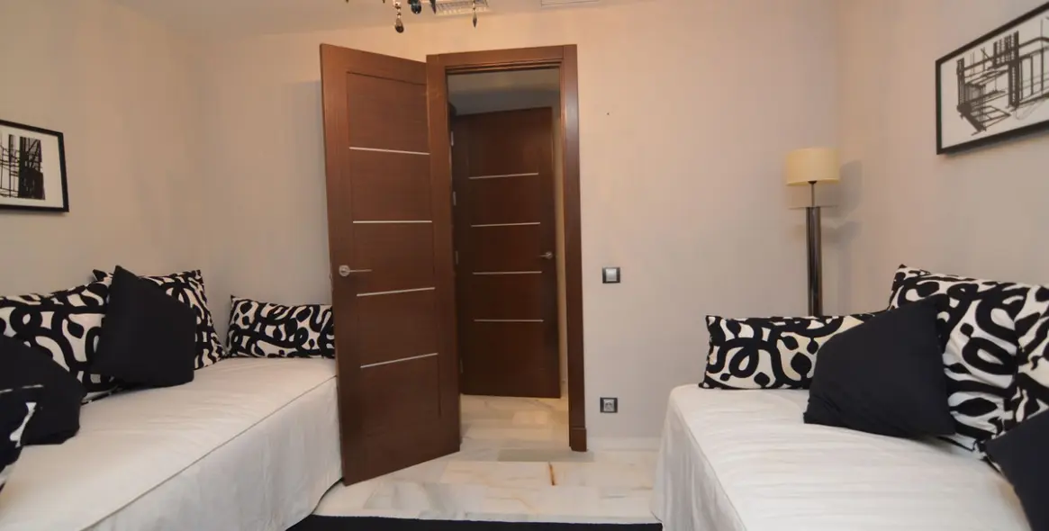 Sale of middle floor apartment in Puerto Banús 14