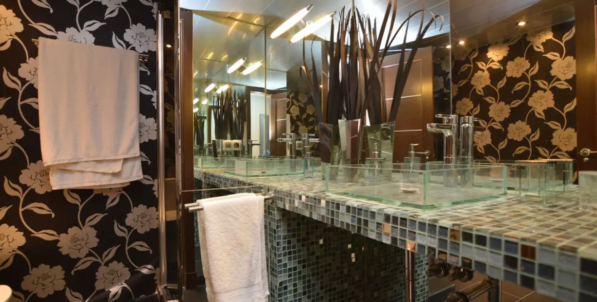 Sale of middle floor apartment in Puerto Banús 16