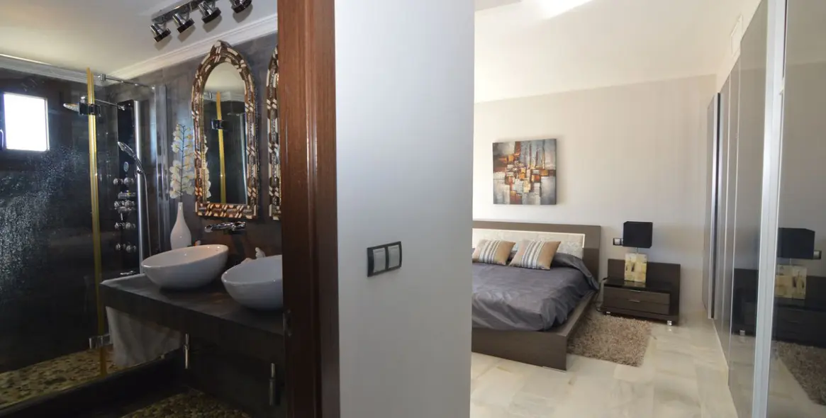 Sale of middle floor apartment in Puerto Banús 17