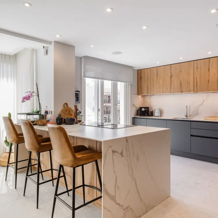 Venta de apartamento en planta media en Marbella